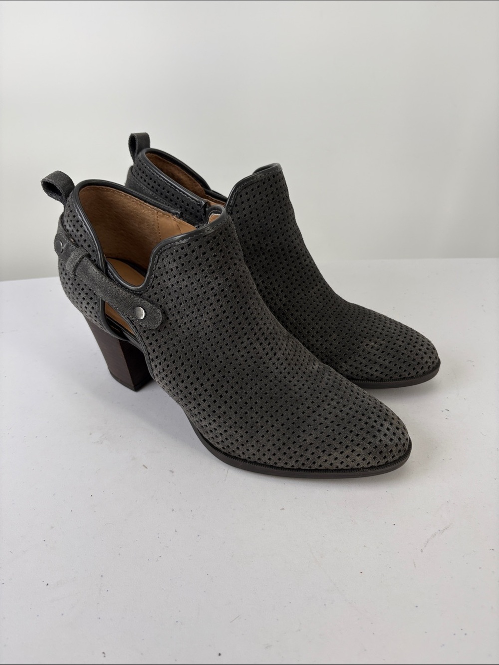 🐢 Franco Sarto Dale2 Gray Perforated Suede Heeled Ankle Booties